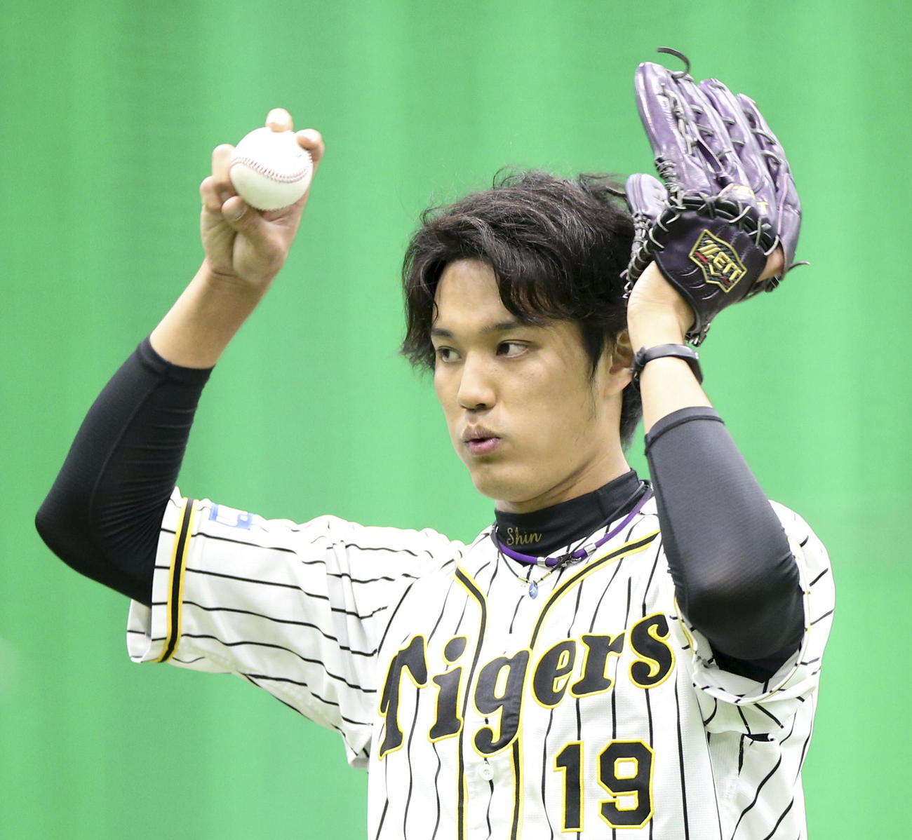 室内でキャッチボールする藤浪（撮影・上山淳一）