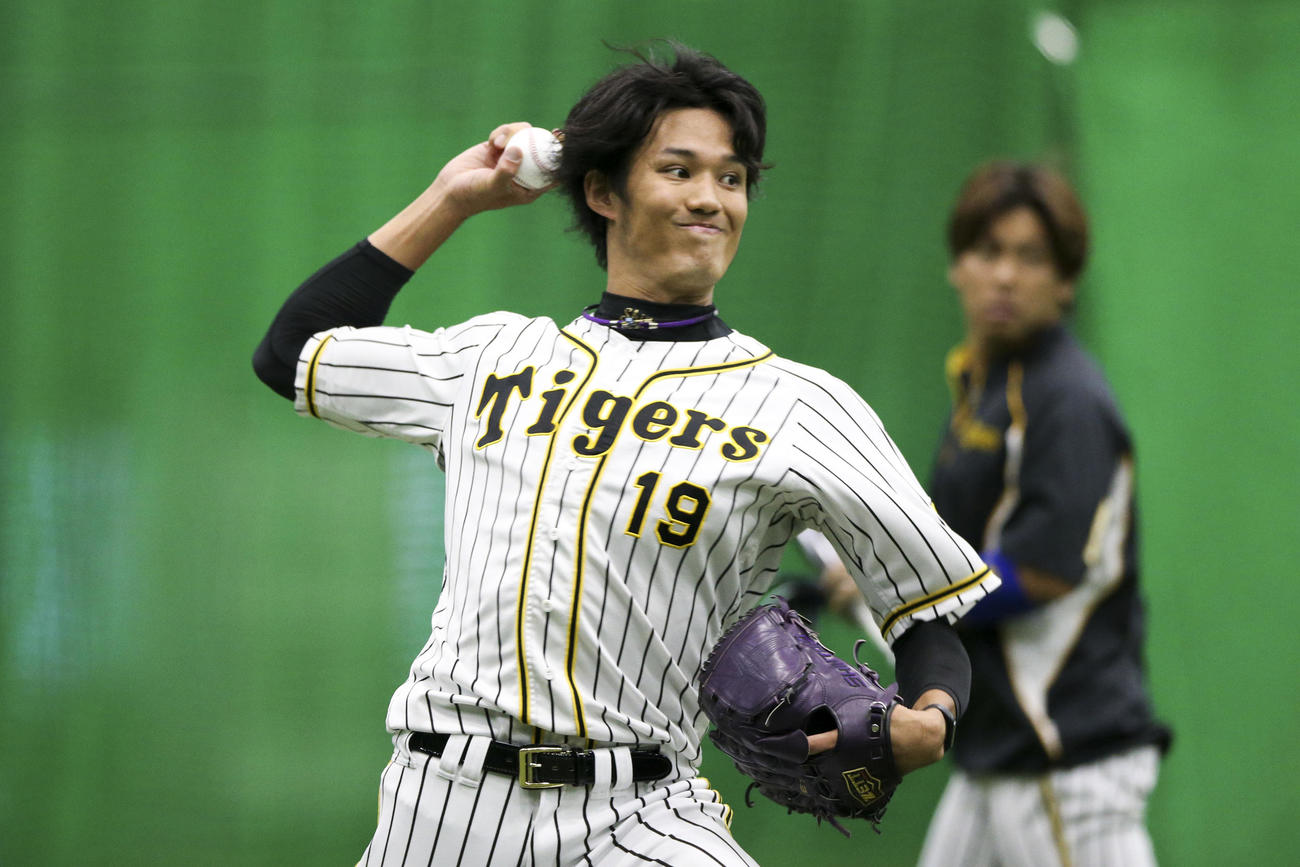 室内でキャッチボールする藤浪（撮影・上山淳一）