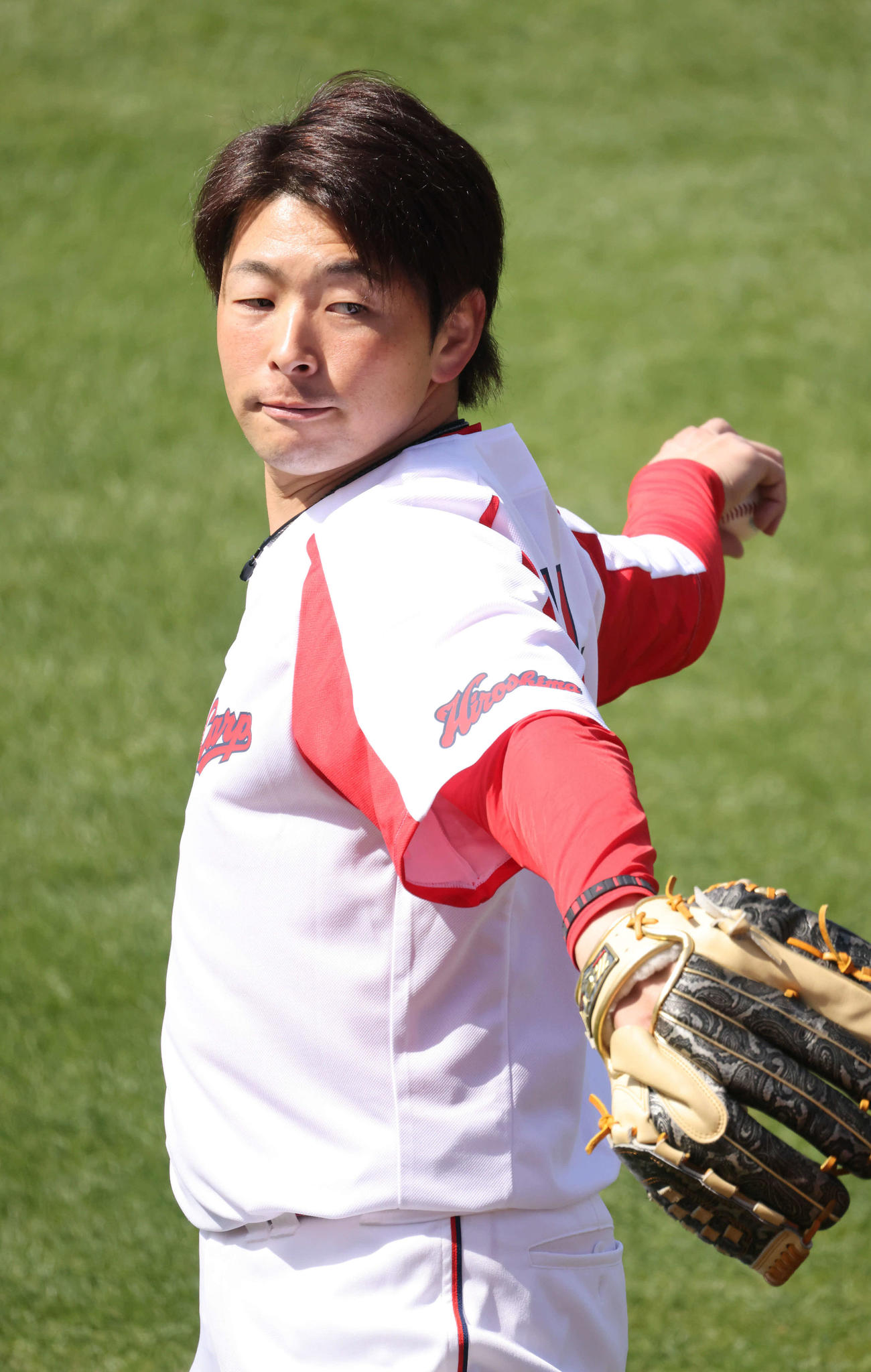 壁にボールを投げる大瀬良（撮影・加藤孝規）