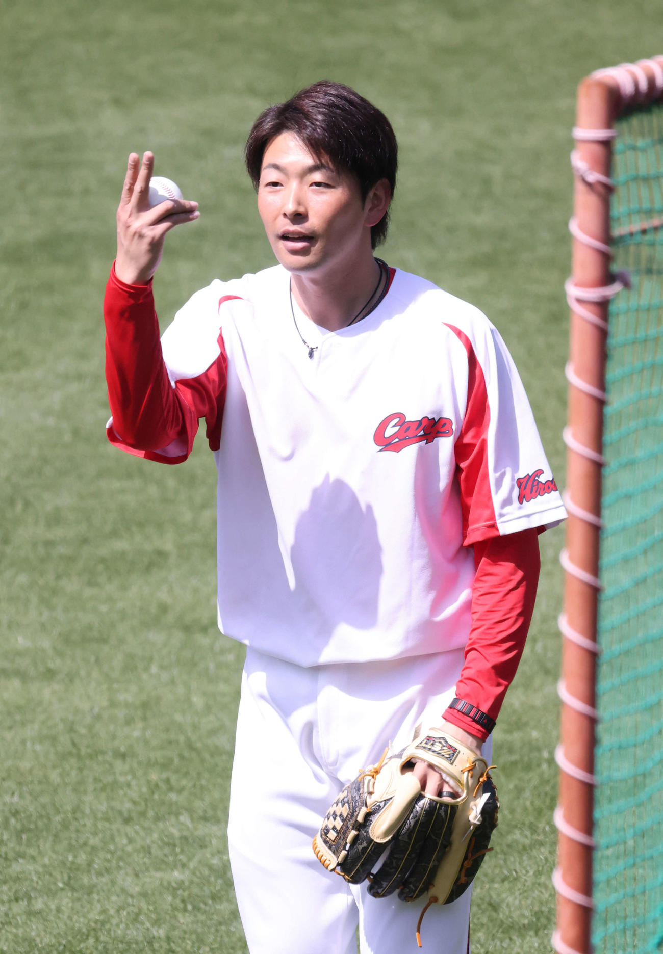 プロ野球広島練習　キャッチボールをする大瀬良（撮影・加藤孝規）