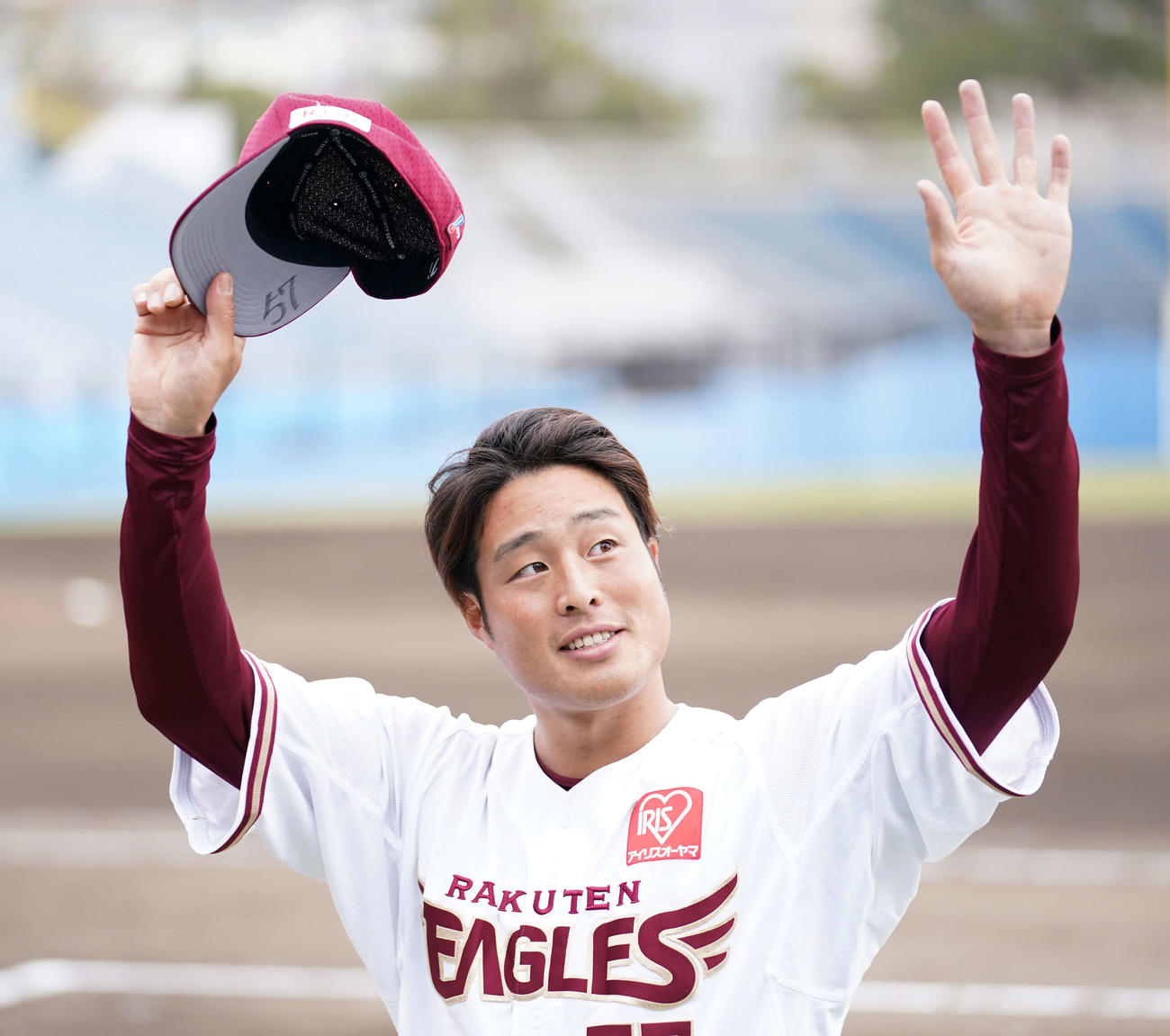 楽天対オリックス　試合後、楽天ファンに手を振る滝中（撮影・江口和貴）
