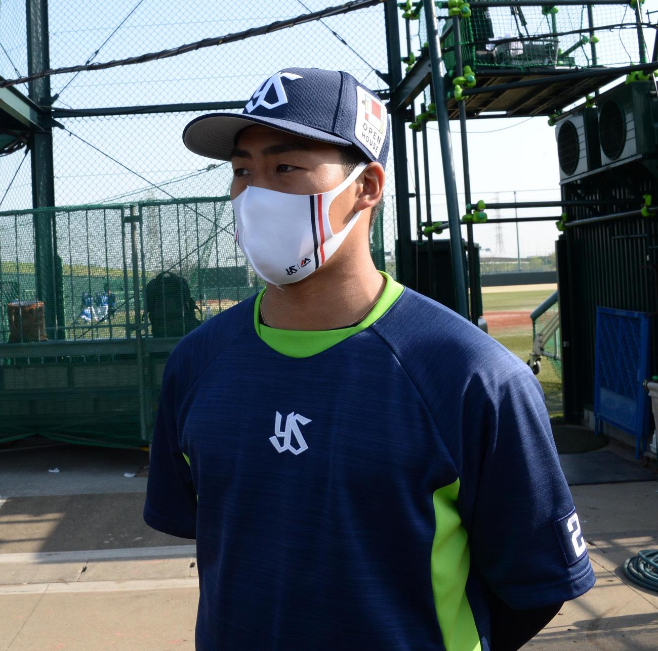 登板を終えて取材に応じるヤクルト山野（撮影・鈴木正章）