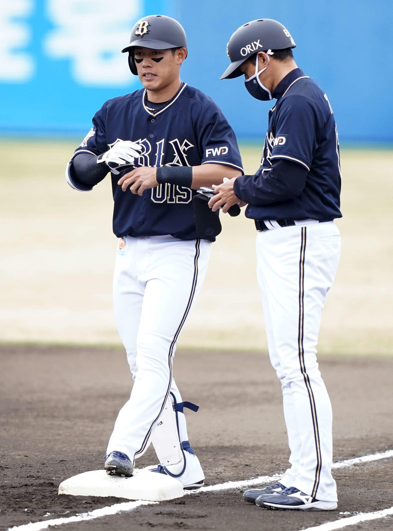 楽天対オリックス　1回表オリックス無死、右前打を放った佐野如（左）（撮影・江口和貴）