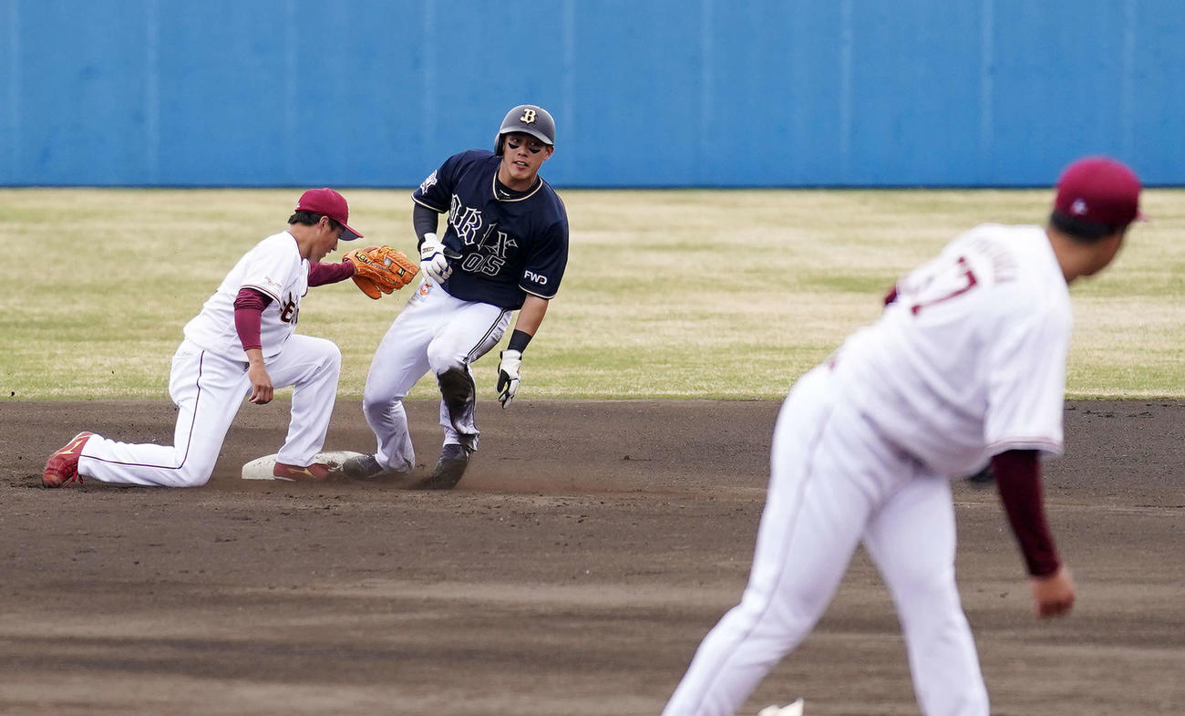 楽天対オリックス　1回表オリックス2死一塁、二塁盗塁を決める佐野如（後方右）（撮影・江口和貴）