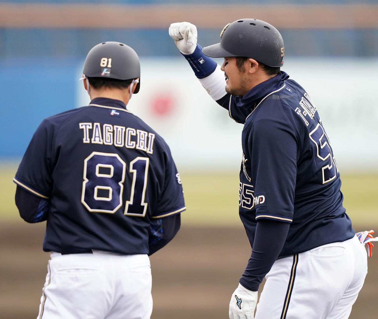 楽天対オリックス　3回表オリックス1死二塁、適時打を放ちベンチに向かいガッツポーズを見せるT－岡田（右）（撮影・江口和貴）