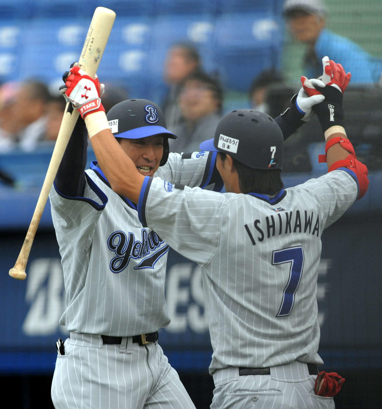 背番号7の石川は金城と喜ぶ（2011年4月15日撮影）