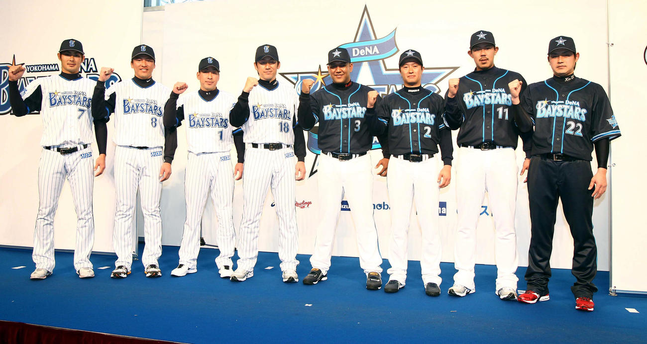 新ユニホーム発表会で左から石川、小池、金城、三浦、ラミレス、渡辺直、山口、高崎（2012年1月29日撮影）