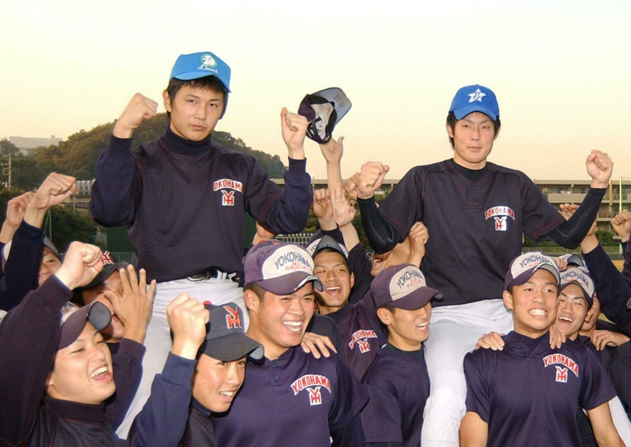 西武から1巡指名を受けた涌井秀章（左）と横浜6巡指名の石川雄洋（04年11月17日）
