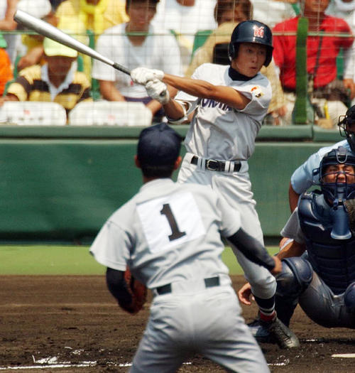 夏の甲子園・京都外大西戦の1回裏2死、左二塁打を放つ横浜石川雄洋（2004年8月14日撮影）