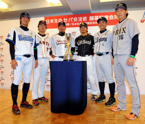 交流戦開幕記者会見　左からDeNA石川、巨人長野、ヤクルト館山、ソフトバンク松田、西武栗山、オリックス平野（2012年5月15日撮影）