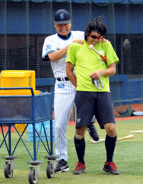 石川（右）とふざけ合う中畑監督（2012年7月16日撮影）