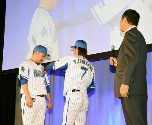 筒香にキャプテンマークを譲り、ユニホームに張る（2015年1月26日撮影）