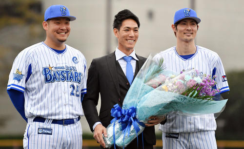 引退セレモニーで花束を手に記念撮影する荒波氏（中央）。左は筒香。右は石川（2019年11月24日撮影）