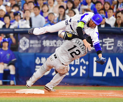 二塁手から一塁ベースカバーに入り、投前にスクイズを決めた阪神坂本（右）と衝突（2017年7月6日撮影）