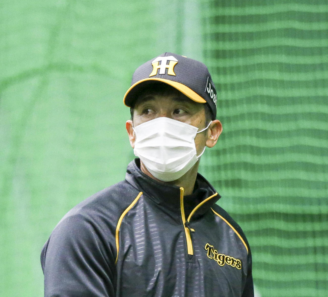 練習を見守る矢野監督（撮影・上山淳一）