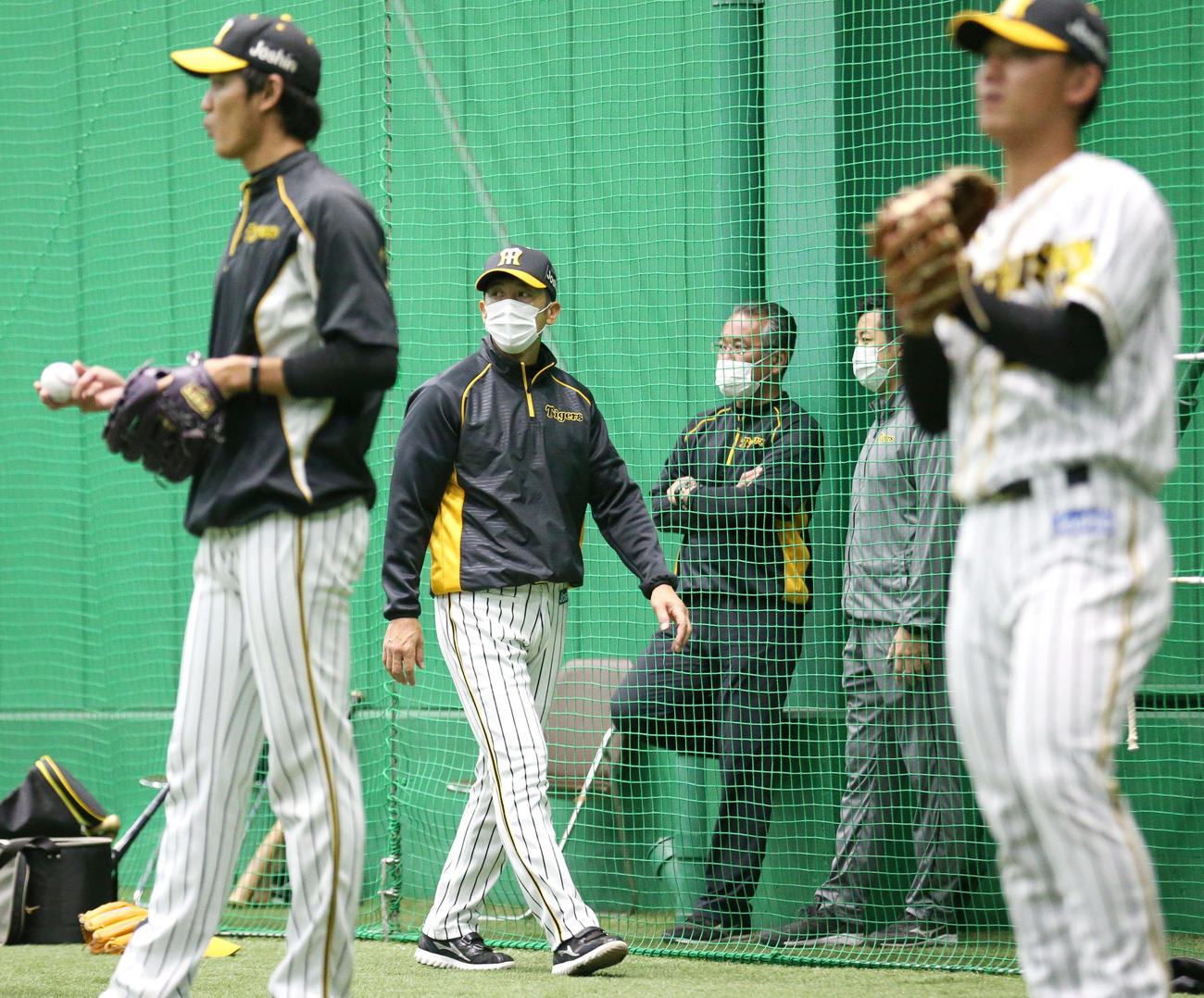 練習を見守る矢野監督（中央）（撮影・上山淳一）