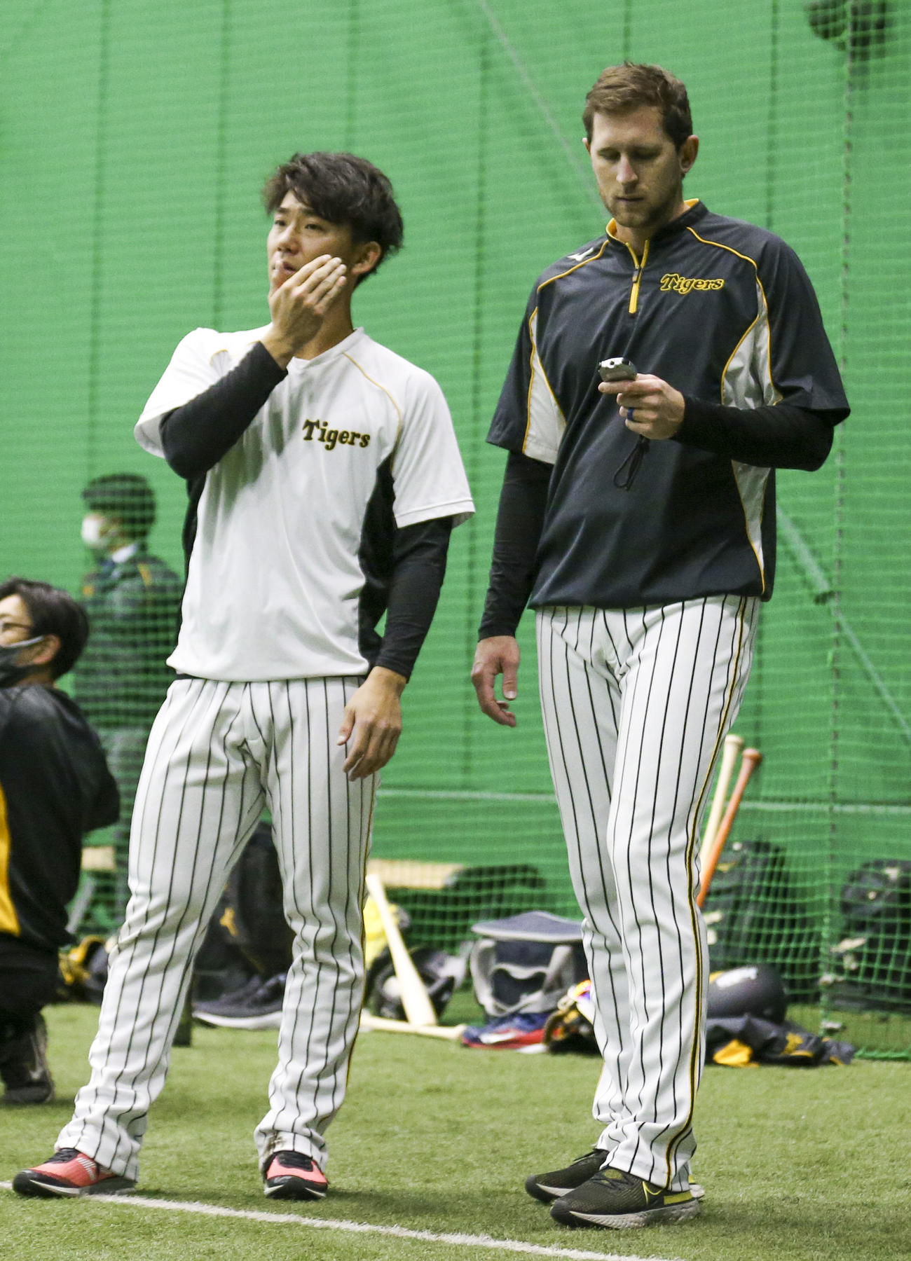 室内でガンケル（右）と伊藤将はストップウオッチを持ってダッシュする（撮影・上山淳一）