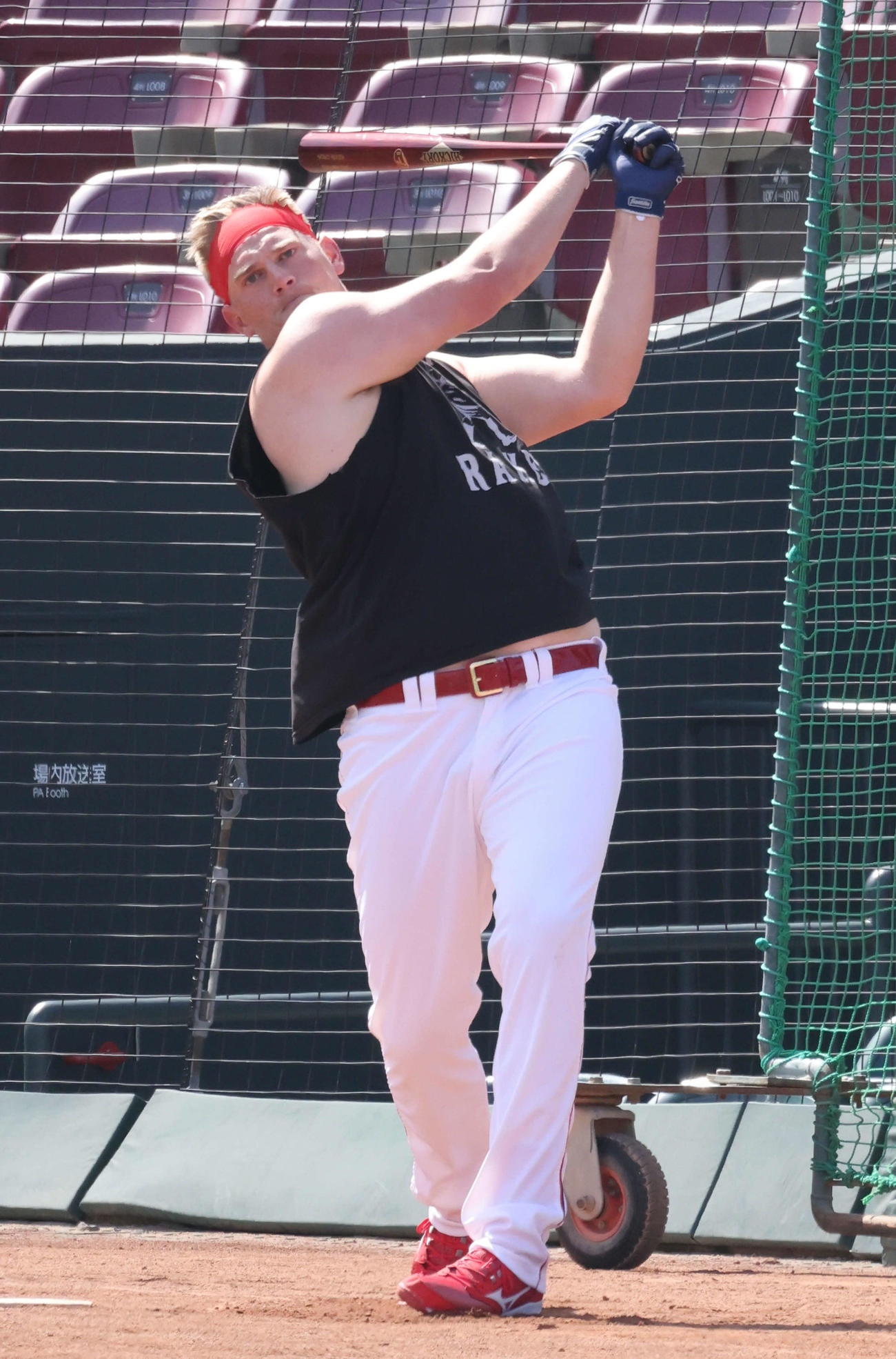プロ野球広島練習　ロングティーをするクロン（撮影・加藤孝規）