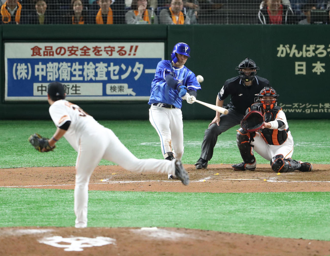 19年4月、巨人戦の8回表2死一塁、DeNA石川は勝ち越しの右越え2点本塁打を放つ