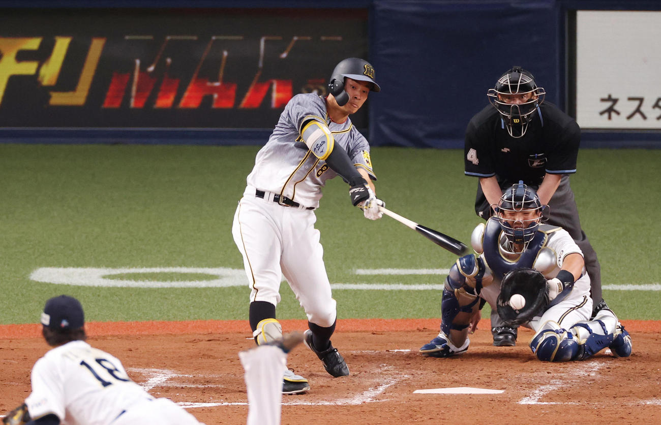 オリックス対阪神　3回表阪神1死二、三塁、オリックス山本由伸の前に空振り三振に倒れる佐藤輝明（撮影・清水貴仁）