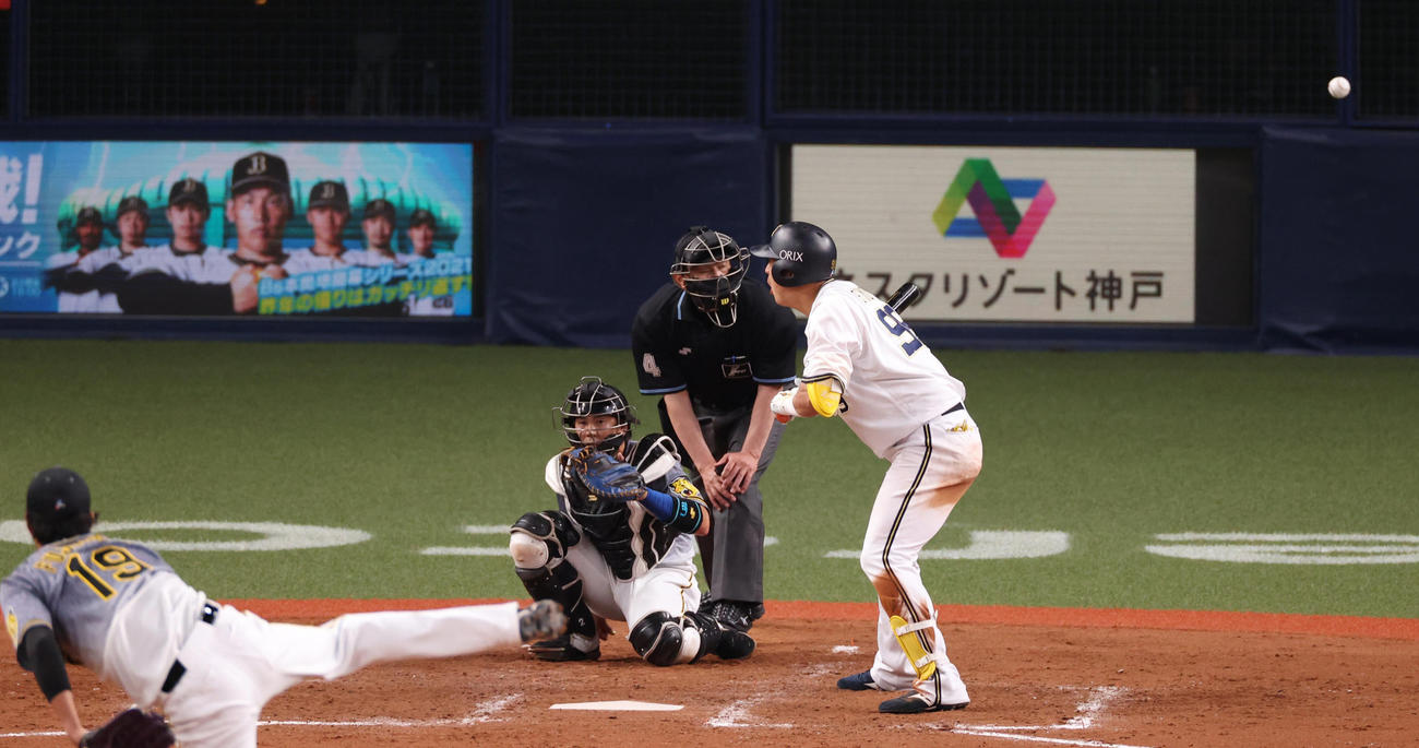 オリックス対阪神　4回裏オリックス無死、杉本に対し大きく外れるボールを投げてしまう藤浪（撮影・清水貴仁）