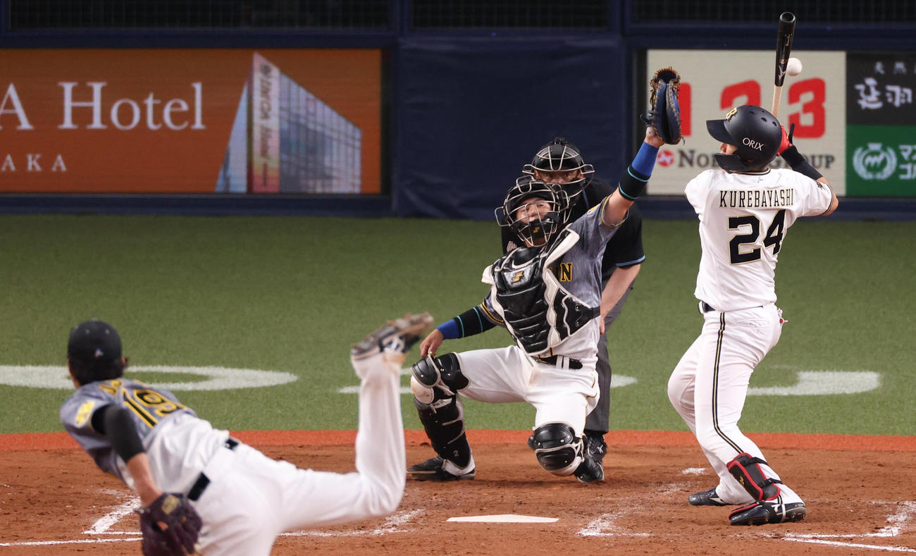 オリックス対阪神　4回裏オリックス無死一塁、紅林に対し暴投する藤浪（撮影・清水貴仁）