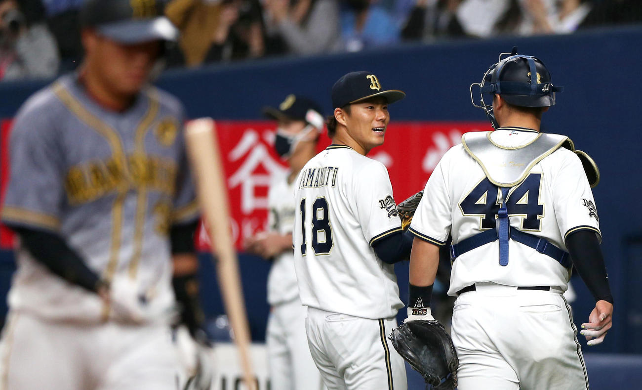 オリックス対阪神　5回表阪神2死一塁、山本（中央）は大山（手前左）を三振に仕留め頓宮と笑顔で話しながらベンチへ引き揚げる（撮影・上山淳一）