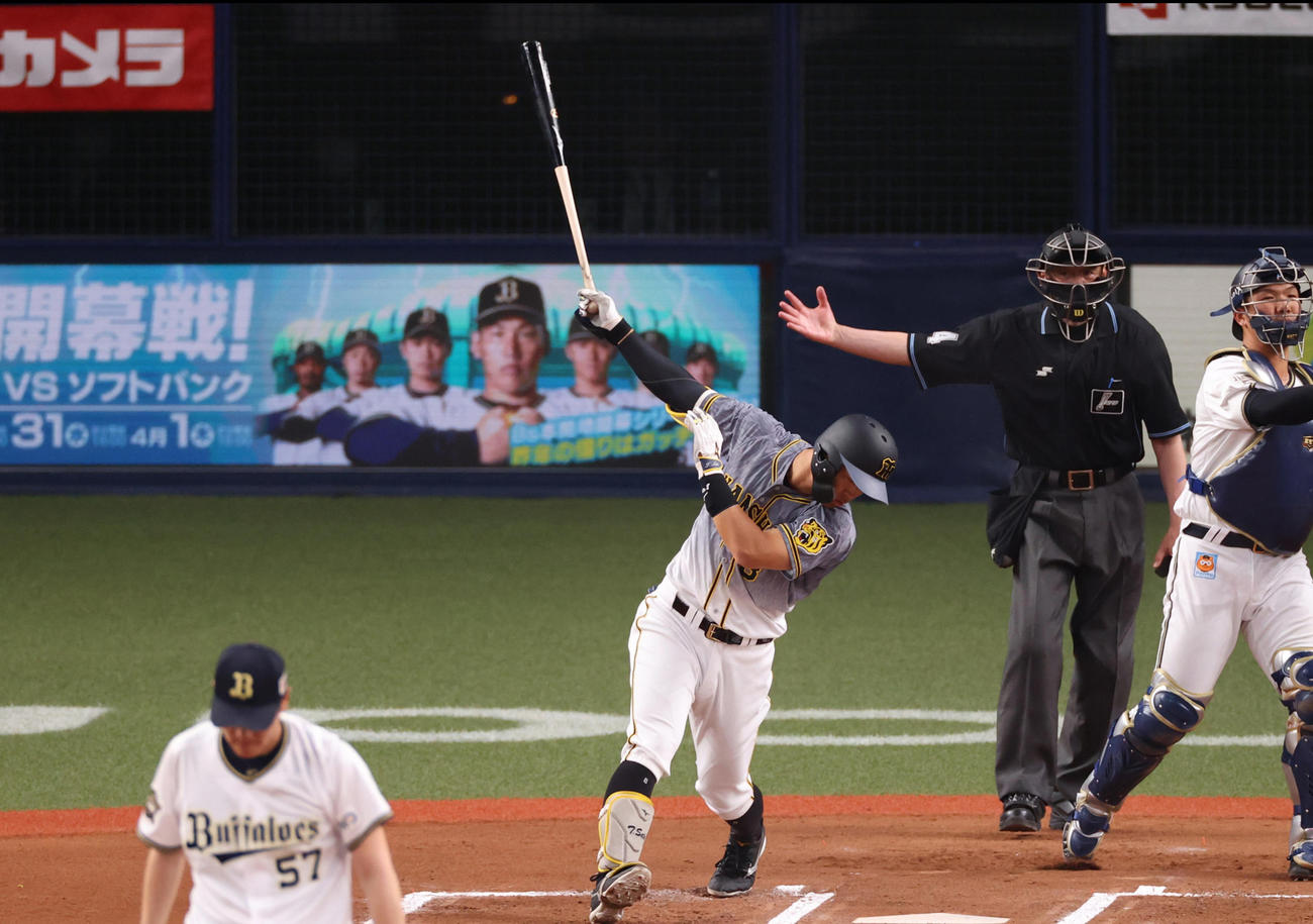 オリックス対阪神　6回表阪神無死、空振り三振に倒れる佐藤輝明（撮影・清水貴仁）