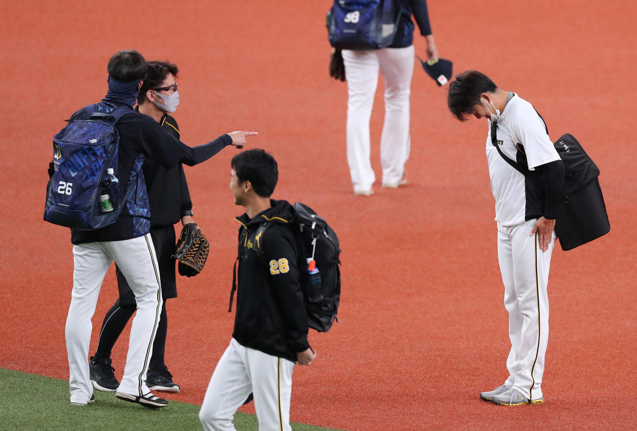 オリックス対阪神　岩貞（右）とあいさつを交わす能見（撮影・清水貴仁）