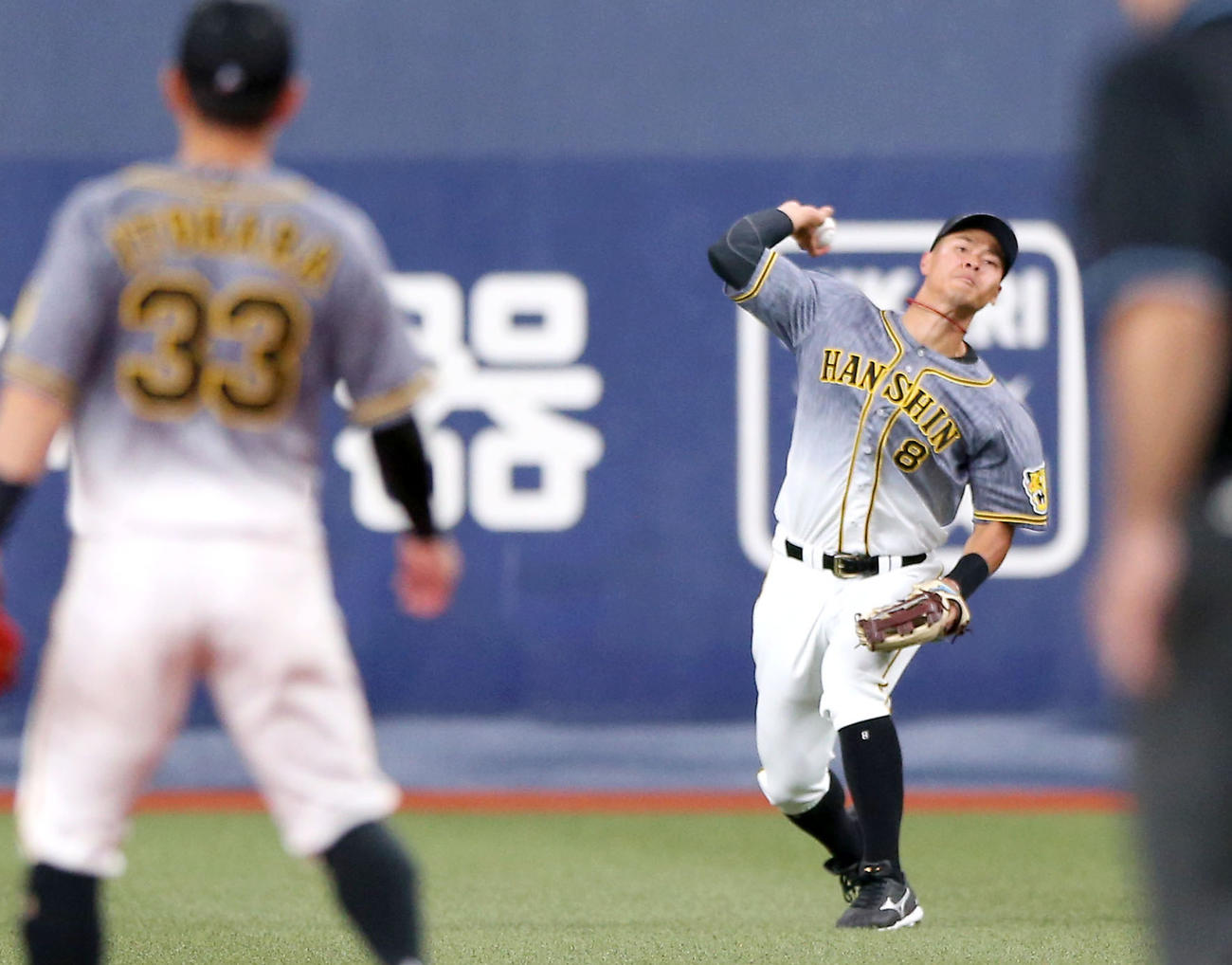 オリックス対阪神　6回裏オリックス2死一、二塁、佐藤輝は佐野如の右前打を三塁に送球するが、大きく外れ失策となる（撮影・上山淳一）