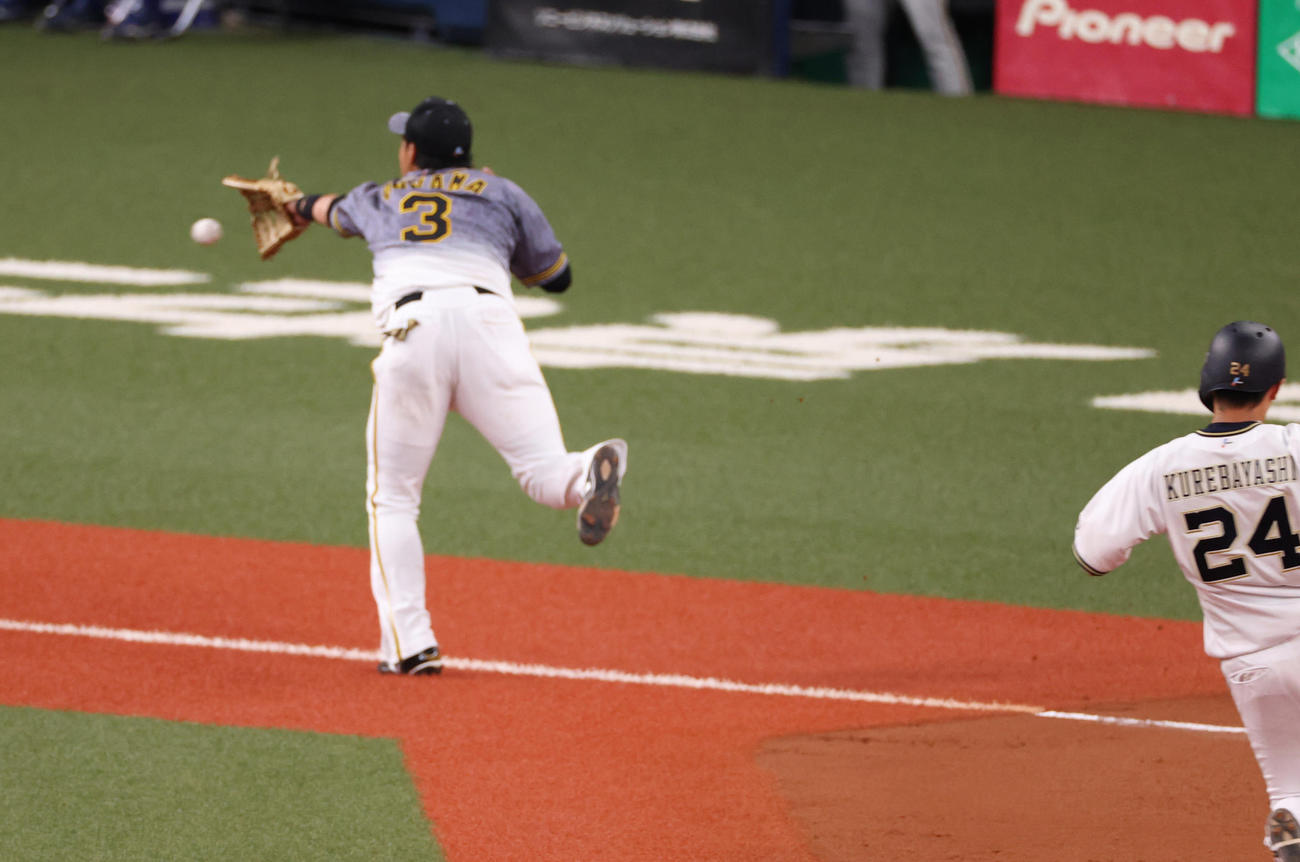 オリックス対阪神　6回裏オリックス2死一、二塁、佐野如の右前打の時、大きくそれた佐藤輝からの三塁送球を追う大山（撮影・清水貴仁）