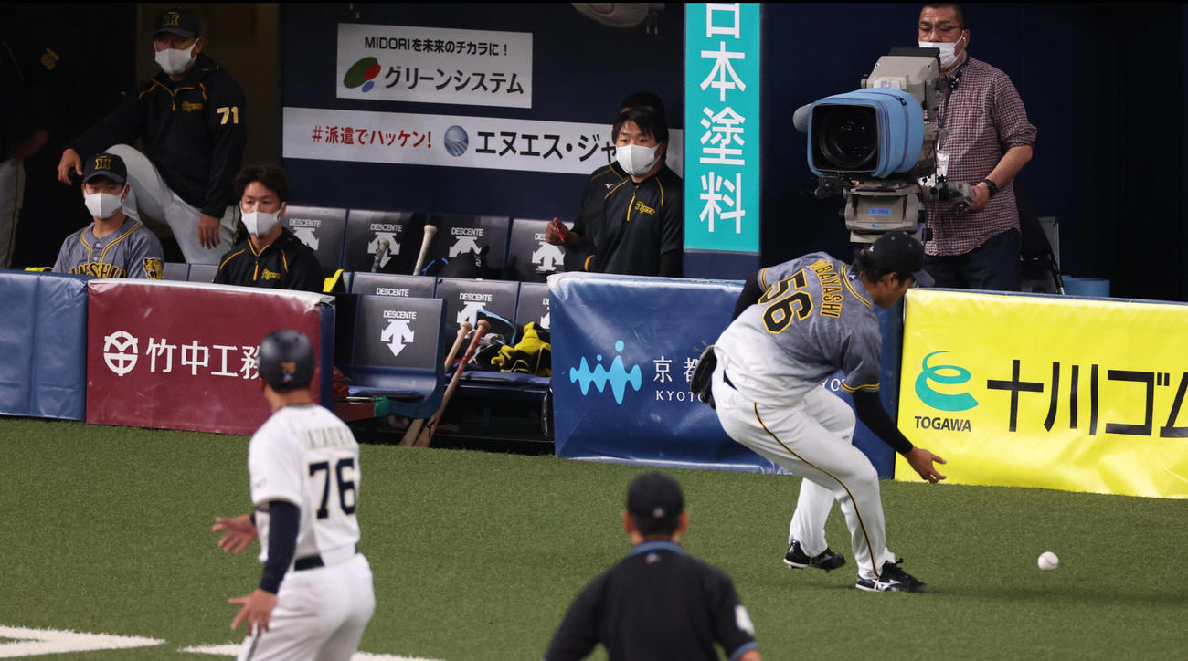 オリックス対阪神　6回裏オリックス2死一塁、佐野如一の右前打で右翼手佐藤輝明が三塁に悪送球してしまい、カバーの小林慶祐が捕る（撮影・清水貴仁）