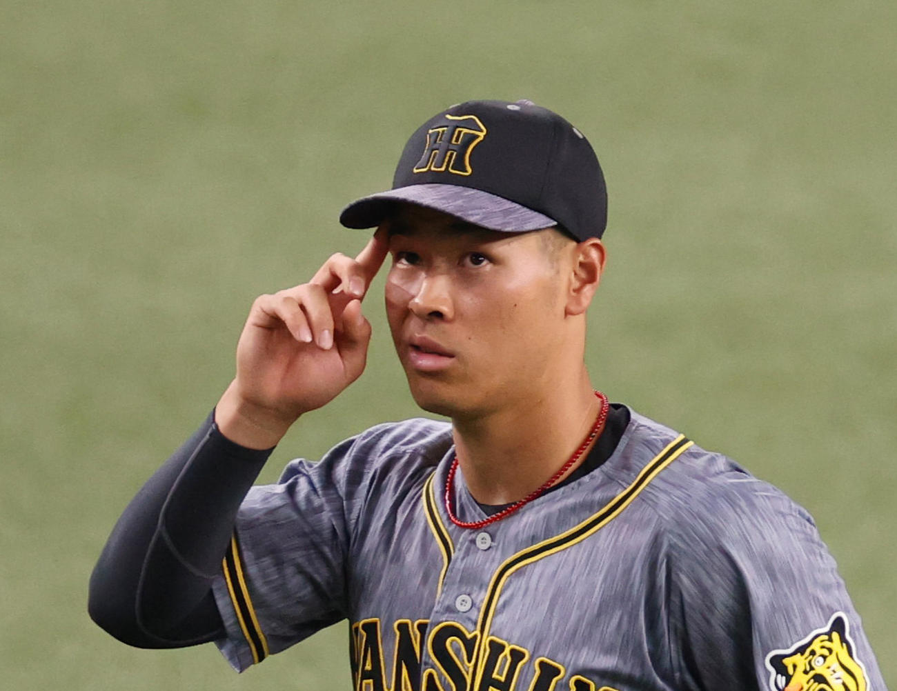 オリックス対阪神　6回裏オリックス2死一塁、佐野如の右前打で三塁悪送球した佐藤輝は、険しい表情をみせる（撮影・清水貴仁）