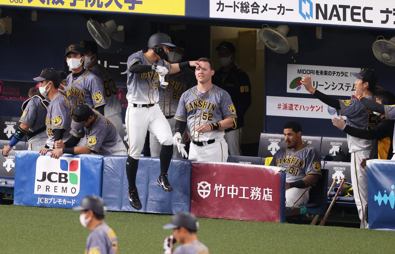オリックス対阪神　7回表阪神2死一、二塁、大山の勝ち越し適時二塁打で生還した糸原は、ベンチ前でジャンプする（撮影・清水貴仁）