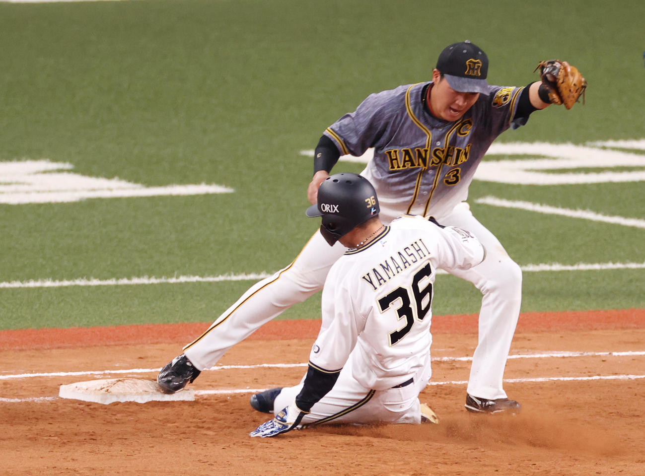 オリックス対阪神　9回裏オリックス1死一塁、吉田正の左飛で飛び出していた山足がアウトで試合終了となる、一塁手大山（撮影・清水貴仁）
