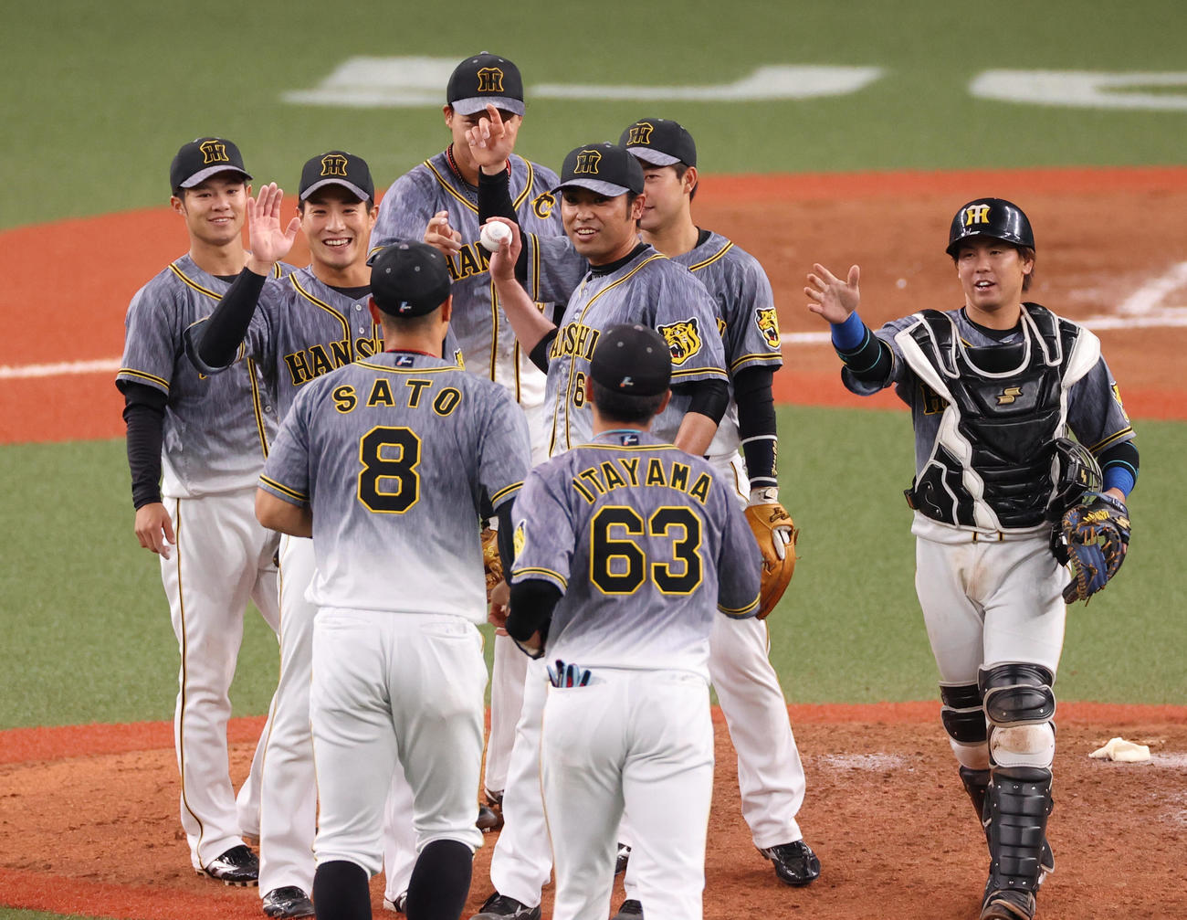 オリックス対阪神　快勝しタッチを交わす阪神の選手たち（撮影・清水貴仁）