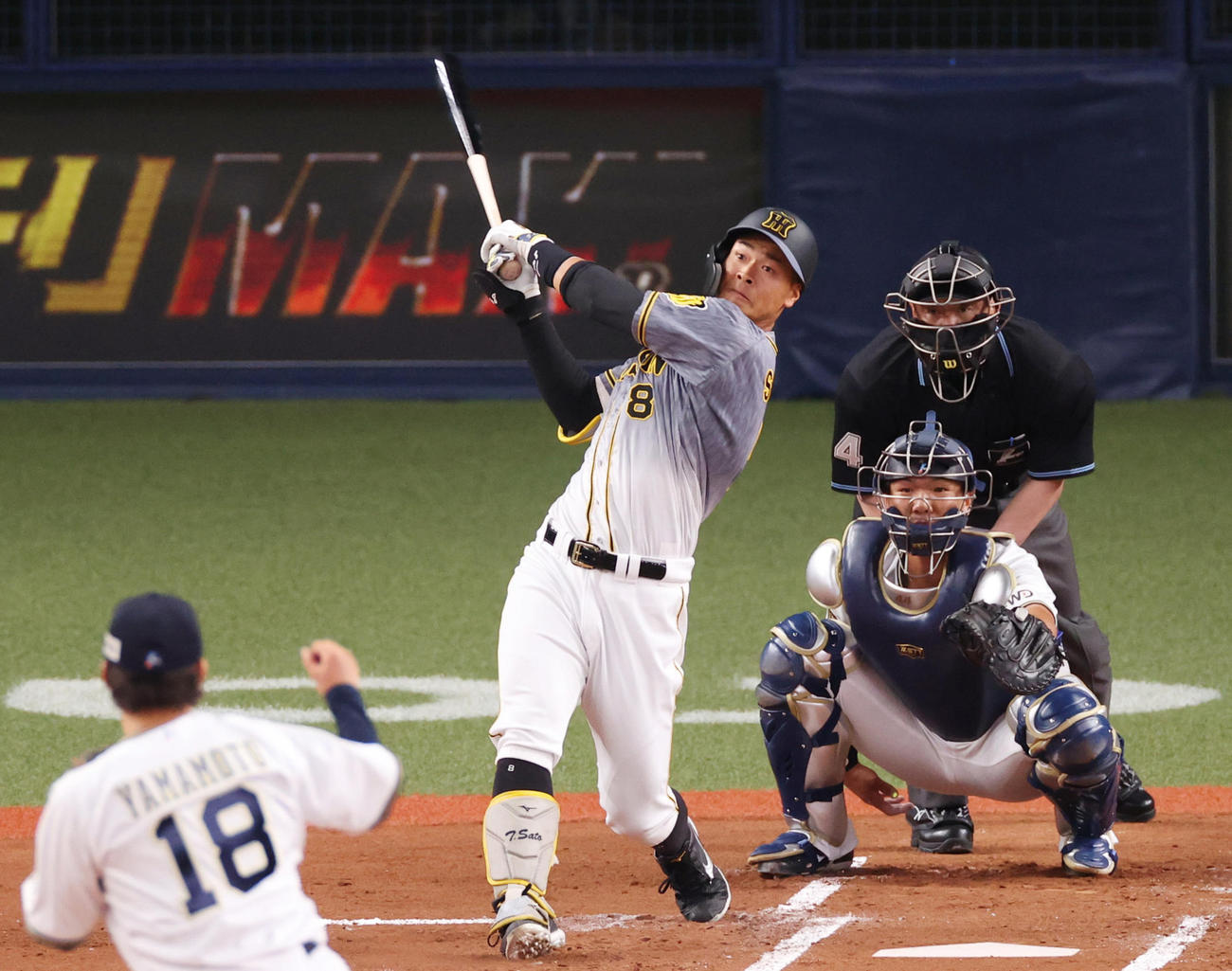 オリックス対阪神　1回表阪神2死一、二塁、オリックス山本由伸との対戦に佐藤輝明は右飛に倒れる（撮影・清水貴仁）