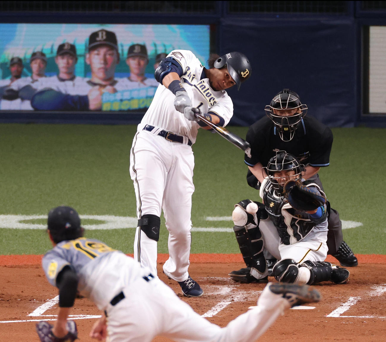 オリックス対阪神　1回裏オリックス1死一、二塁、中前へ先制適時打を放つスティーブン・モヤ（撮影・清水貴仁）＝2021年3月19日、京セラドーム大阪