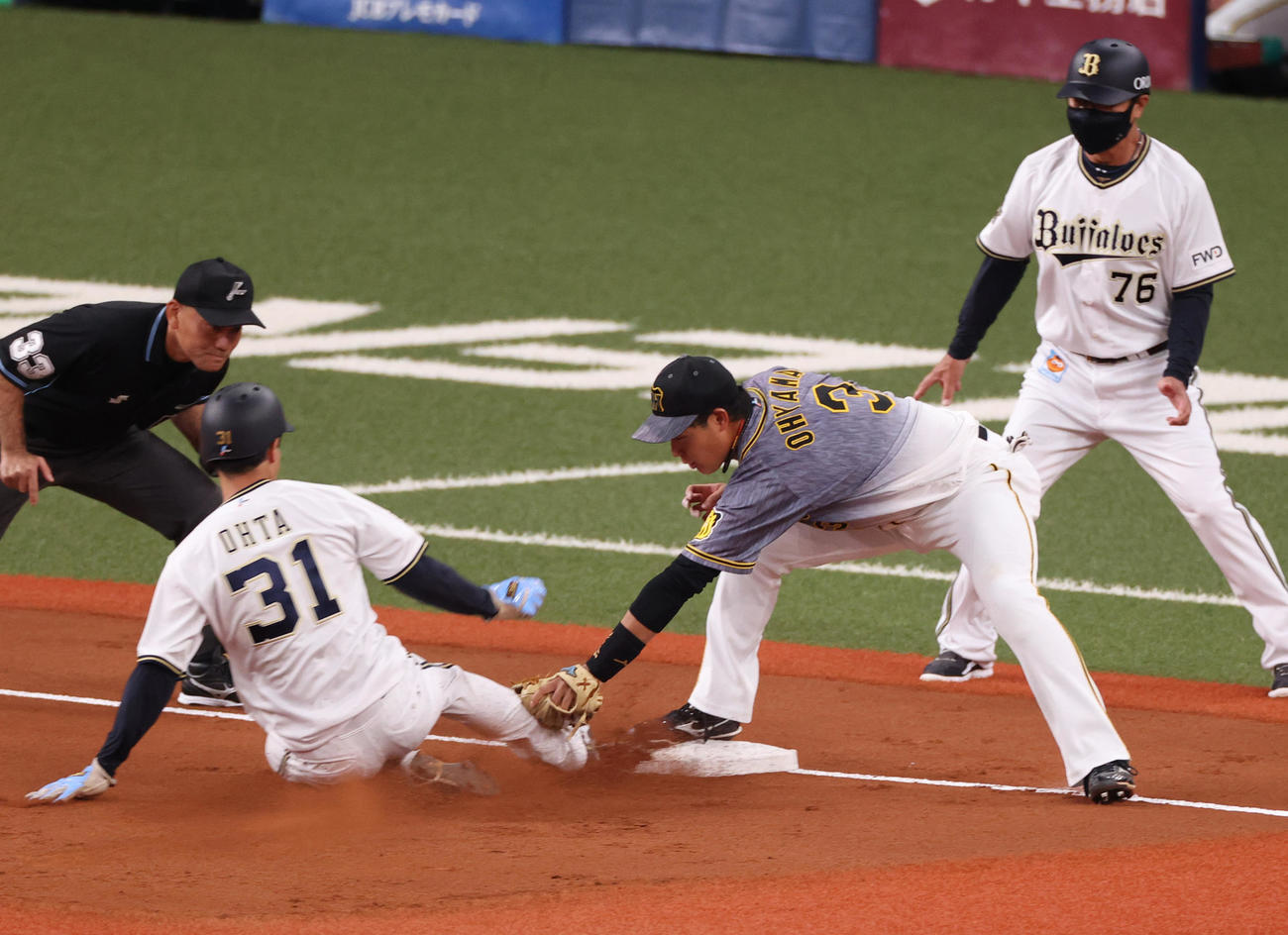 オリックス対阪神　1回裏オリックス1死一、二塁、モヤの中前適時打で一走太田椋は三塁アウトとなる（撮影・清水貴仁）