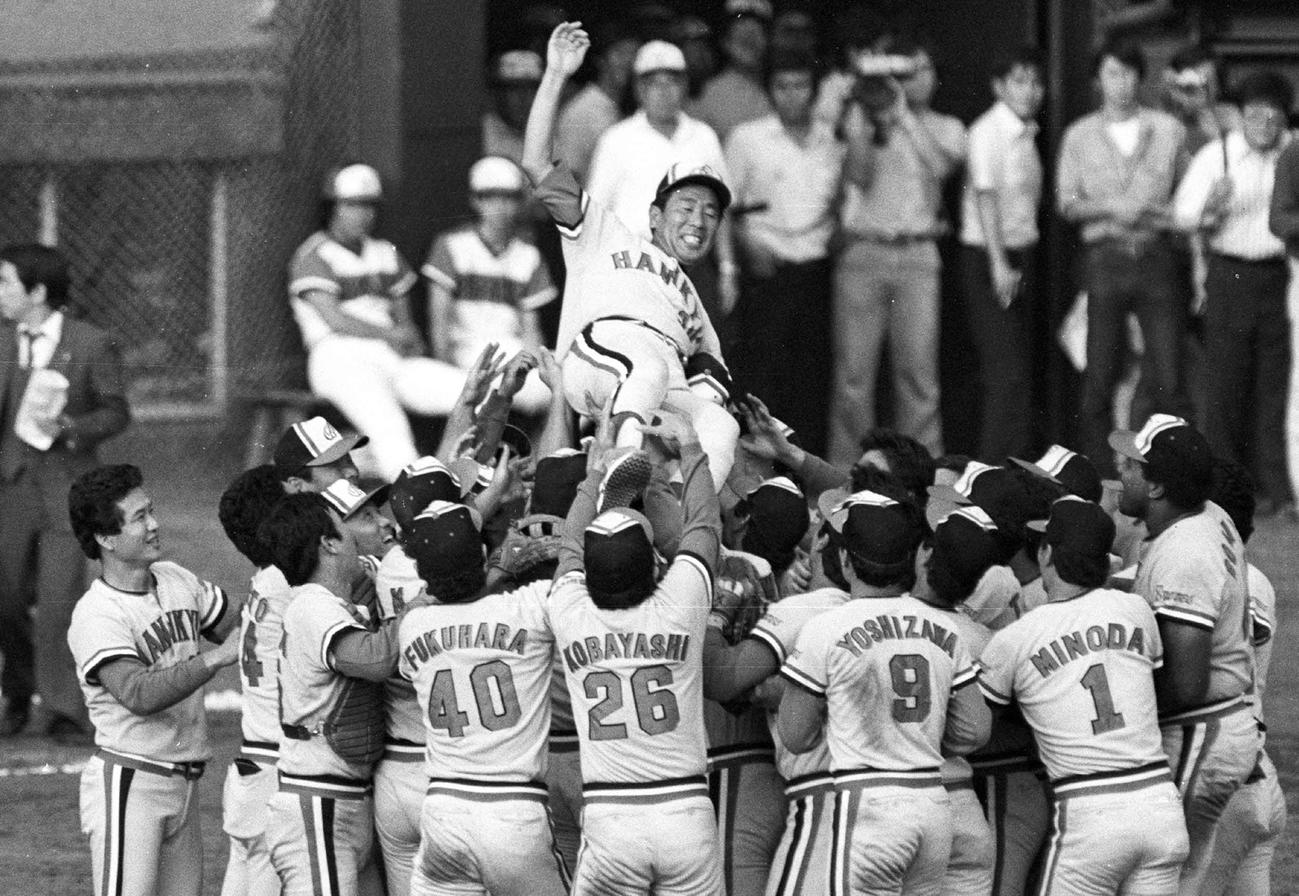 84年、リーグ優勝を決めて胴上げされる阪急上田利治監督
