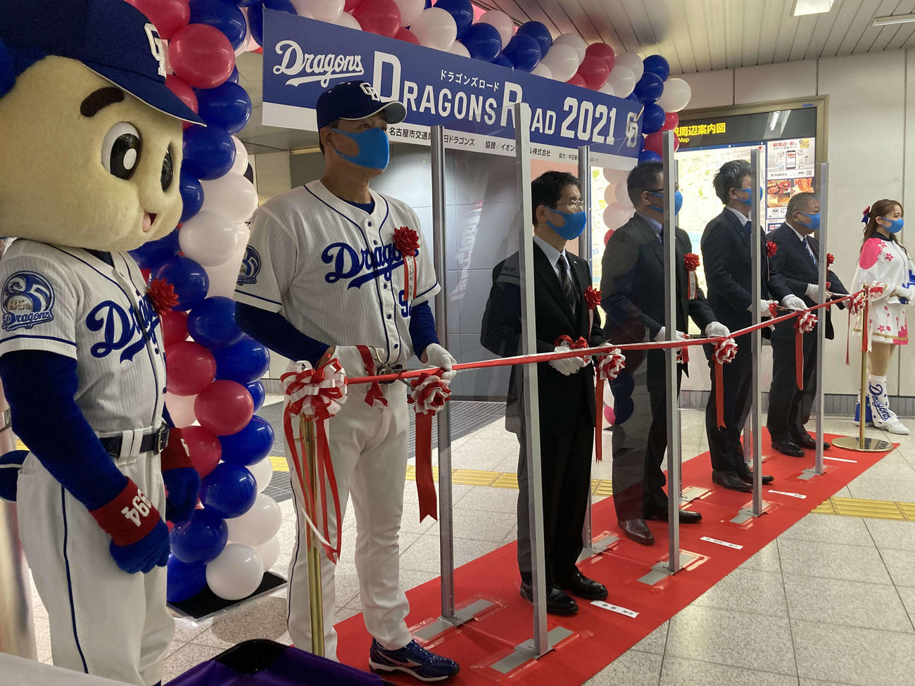ドラゴンズロード2021のテープカットをする中日与田監督