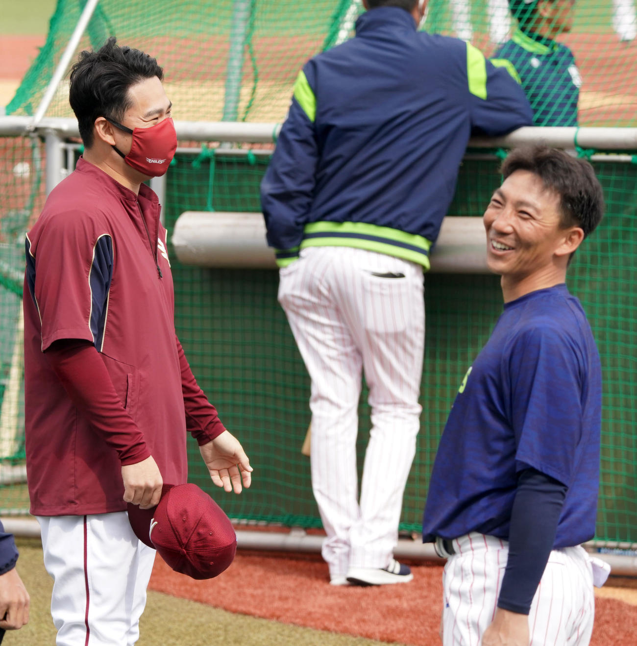 ヤクルト対楽天　試合前、会話を交わす楽天田中将（左）とヤクルト嶋（撮影・横山健太）