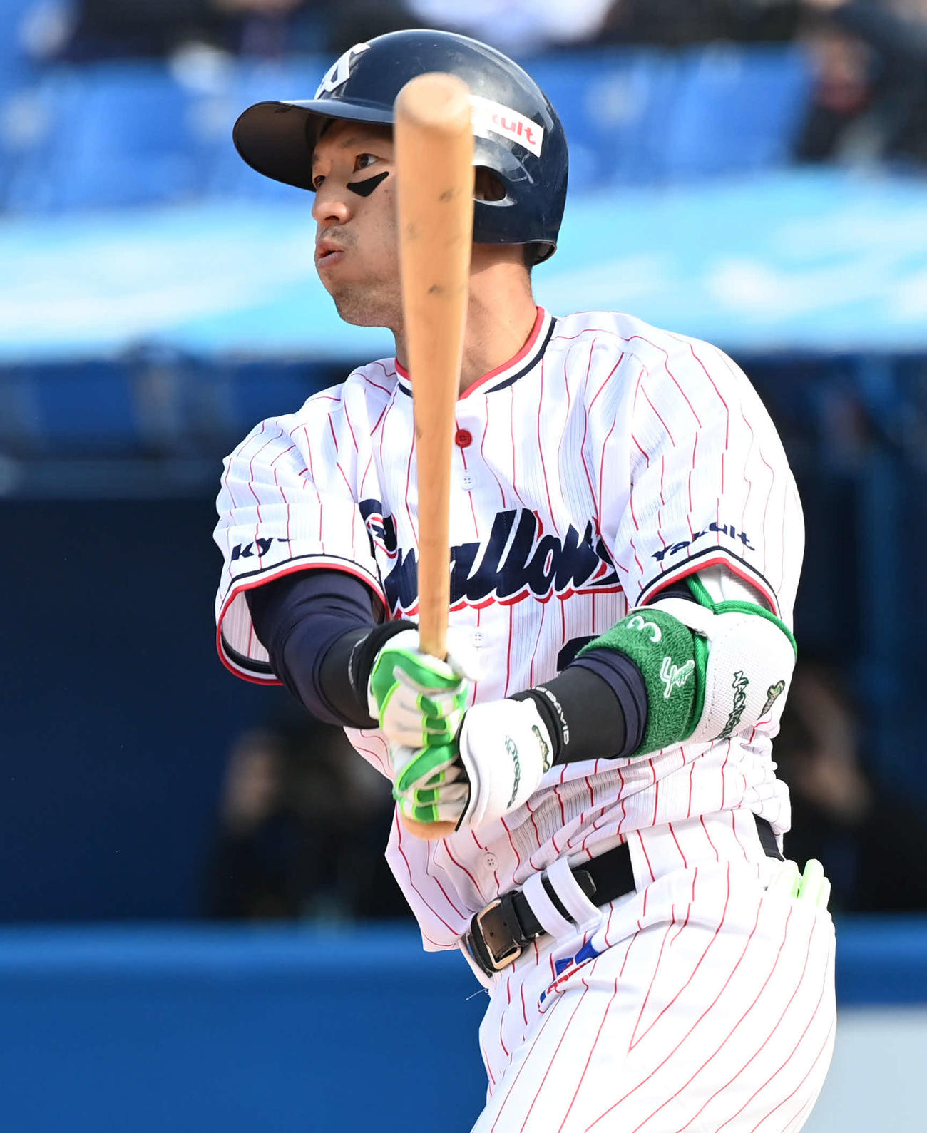 ヤクルト対楽天　3回裏ヤクルト無死満塁、西浦は左越え満塁本塁打を放つ（撮影・山崎安昭）