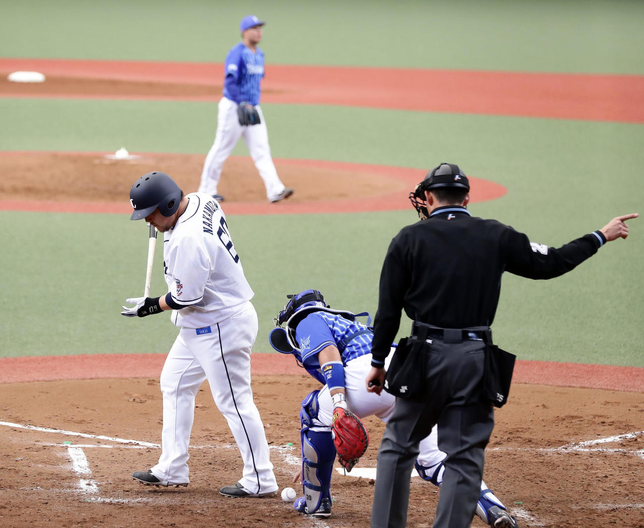 西武対DeNA 4回裏西武2死、中村（手前）は空振り三振に倒れがっくり。投手浜口（撮影・浅見桂子）