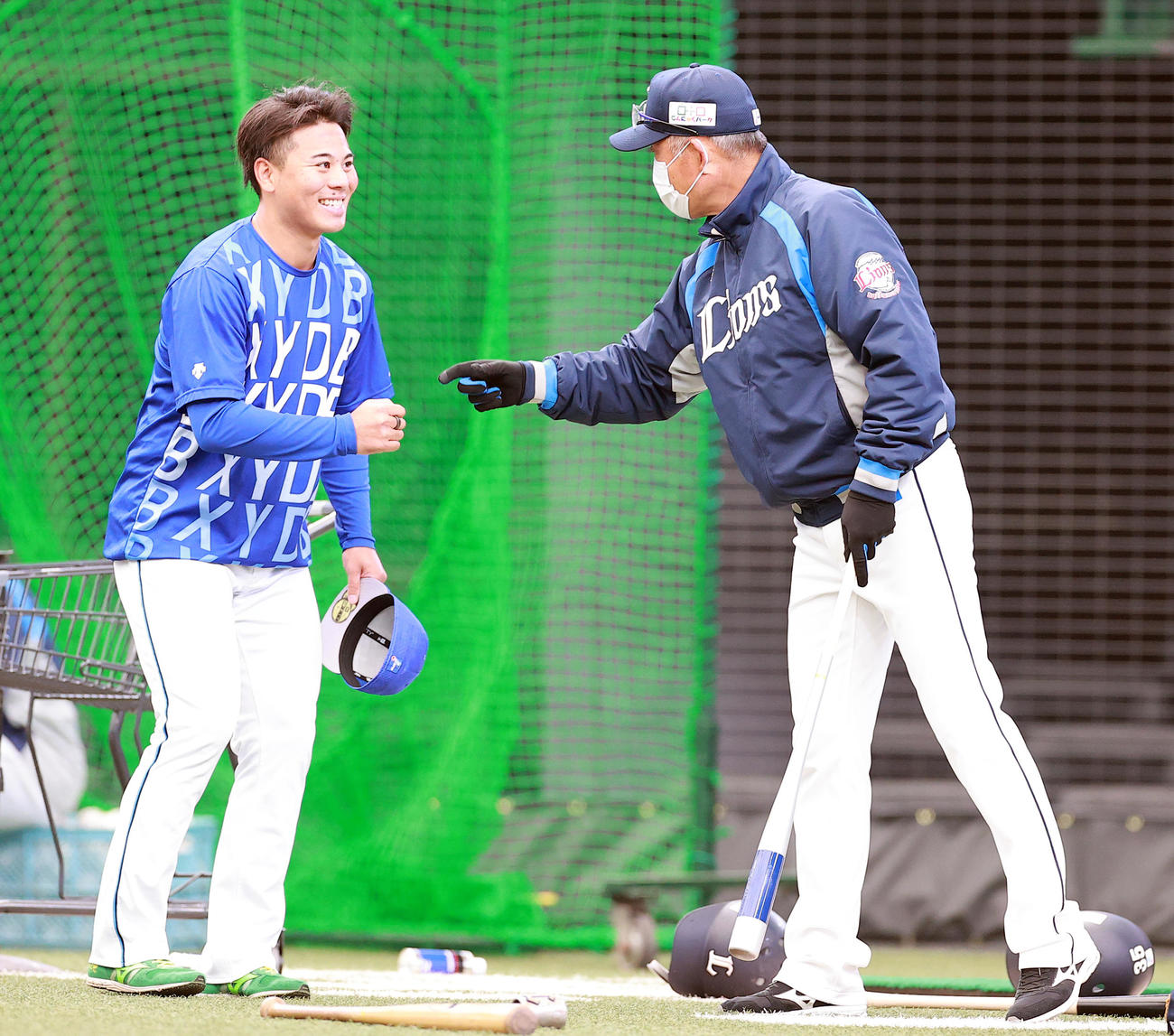 西武対DeNA DeNA浜口（左）は西武辻監督とあいさつする（撮影・浅見桂子）