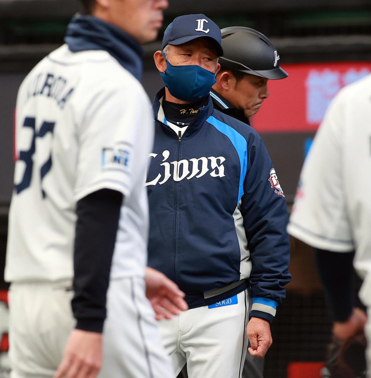西武対DeNA　選手交代を告げた西武の辻監督は、さえない表情でベンチに戻る（撮影・浅見桂子）
