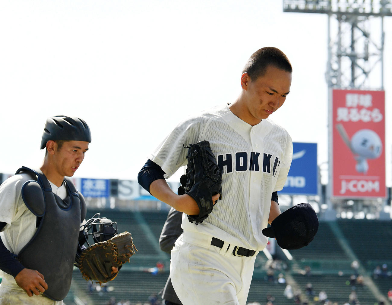 サヨナラ負けを喫して悔し涙を流す北海・木村（右）（撮影・滝沢徹郎）