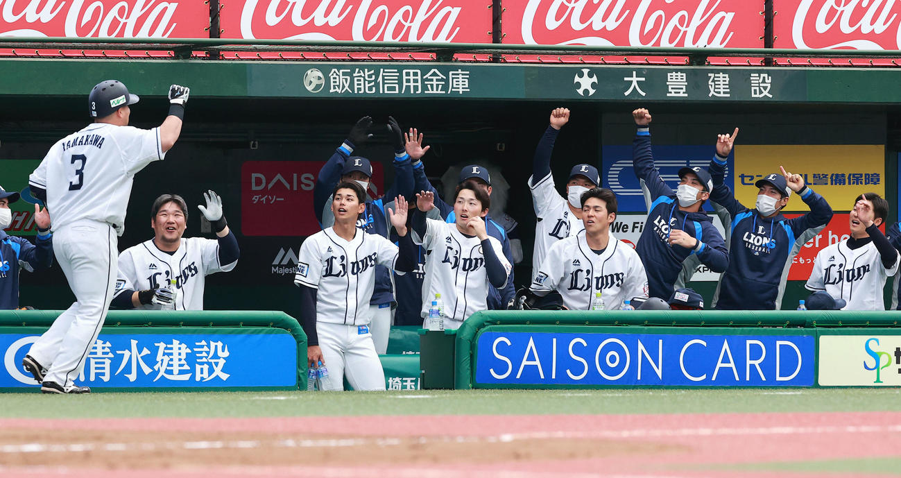 西武対DeNA 4回裏西武無死、山川（左）が中越えソロ本塁打を放ち、笑顔で迎える中村（左から2人目）ら西武ナイン（撮影・浅見桂子）
