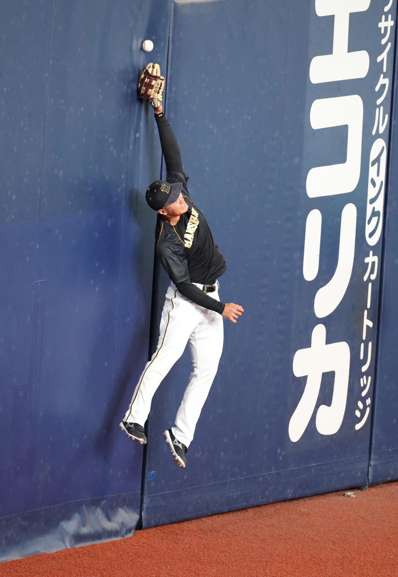オリックス対阪神　京セラドームの右翼で守備練習を行う佐藤輝明（撮影・清水貴仁）