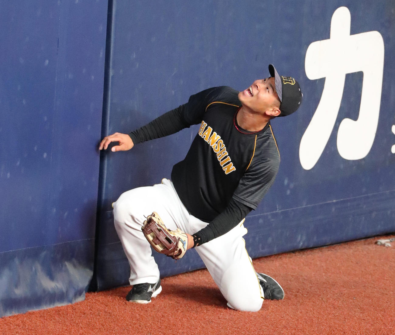 オリックス対阪神　京セラドームの右翼で守備練習を行う佐藤輝明（撮影・清水貴仁）